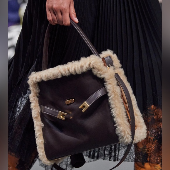 Tory Burch Handbags - EUC Tory Burch Lee Radziwill Shearling Small Double Bag